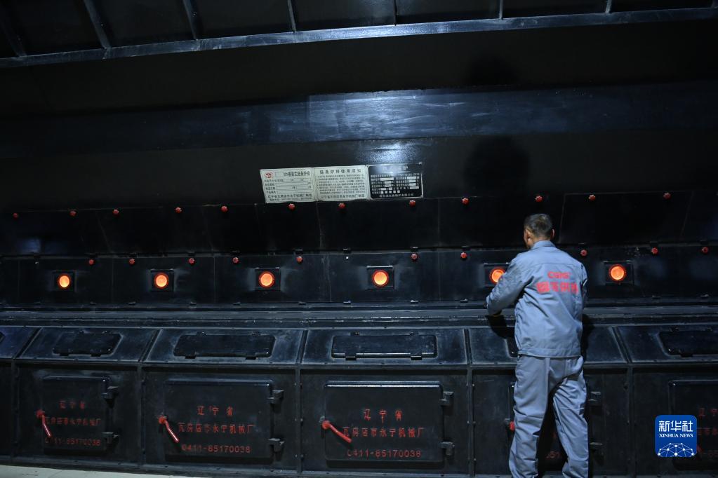 吉林省長春國信供熱集団紅旗分公司の熱源プラントで、ボイラー設(shè)備の動作確認(rèn)を行う作業(yè)員（10月19日撮影?顔麟蘊）。