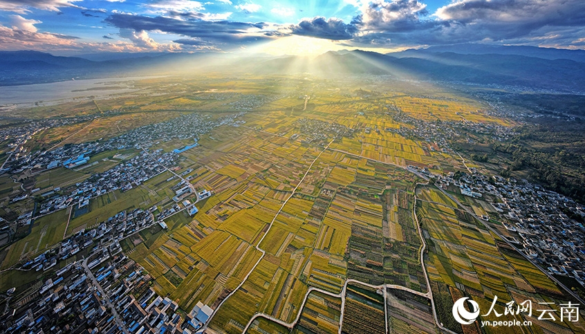 晩秋が織りなすカラフルな田園風景　雲(yún)南省剣川
