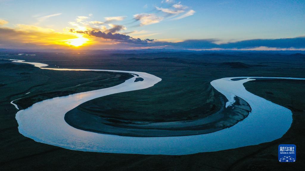 四川省阿壩蔵族羌族自治州若爾蓋県にある黃河九曲第一灣の風景（10月17日、ドローンによる撮影?王曦）。