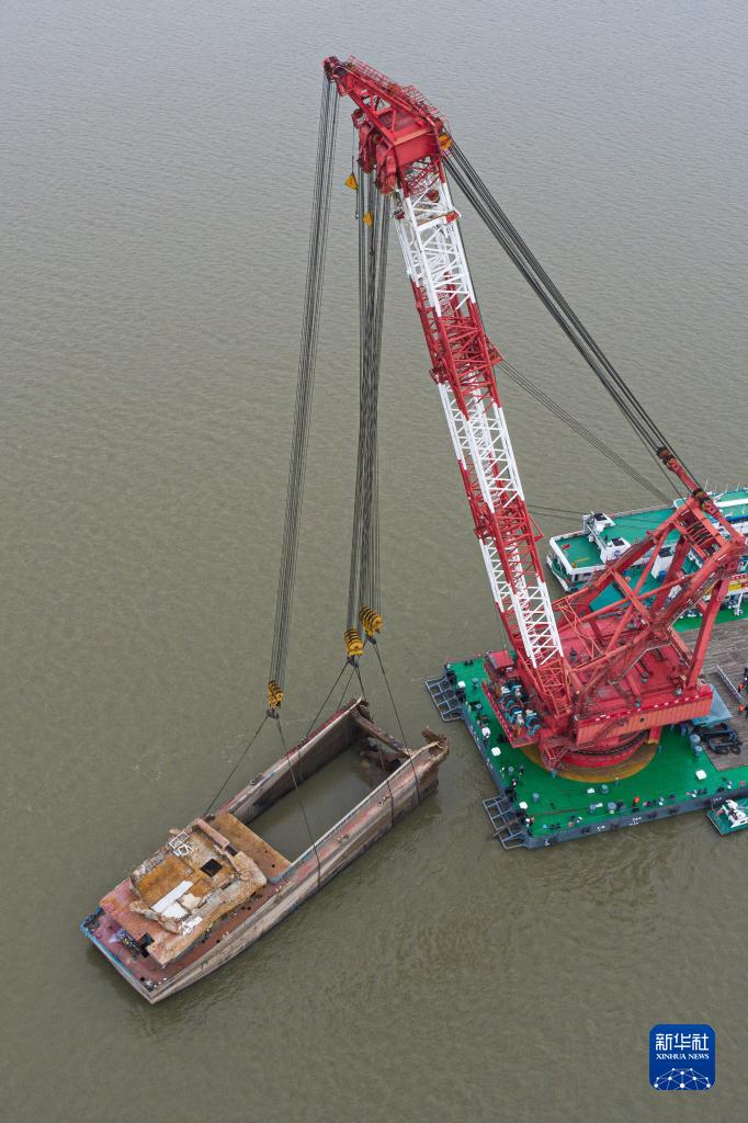 10月25日、水面に引き揚げられた沈沒貨物船「二航9566」（ドローンによる撮影?肖蕓九）。