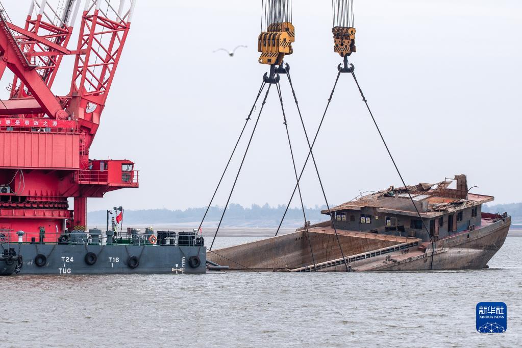 長江主流で沈沒船の引き揚(yáng)げ作業(yè)を初めて実施　湖北省武漢
