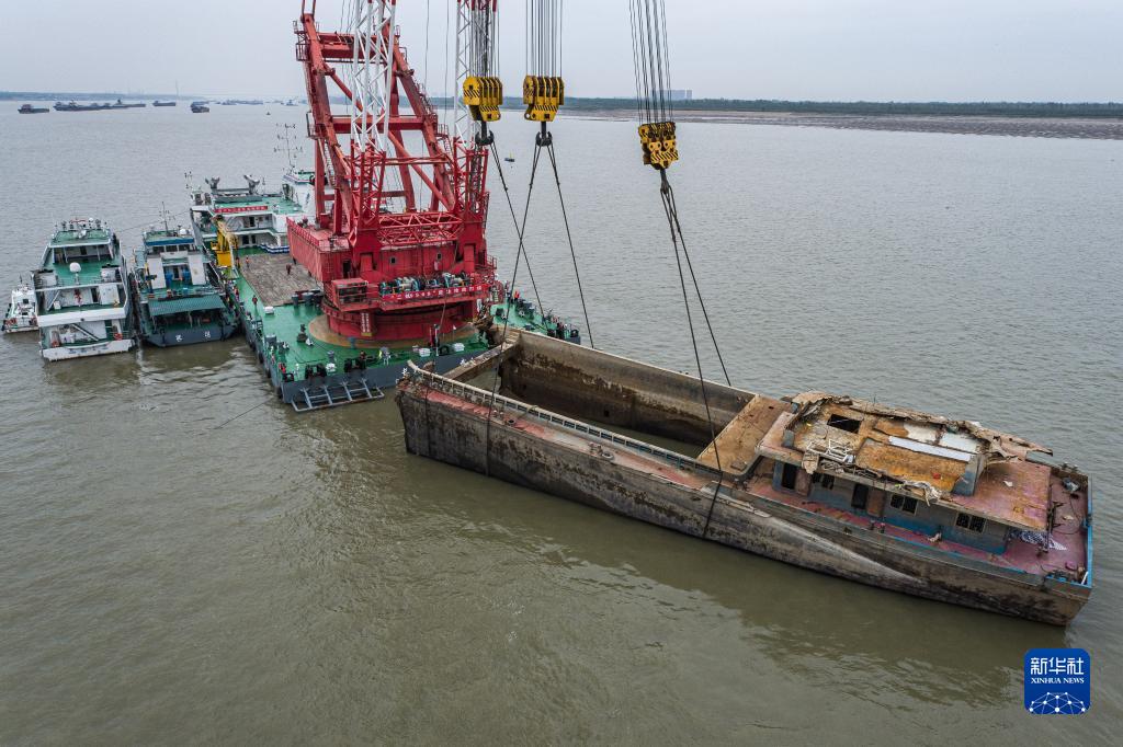 長江主流で沈沒船の引き揚げ作業(yè)を初めて実施　湖北省武漢