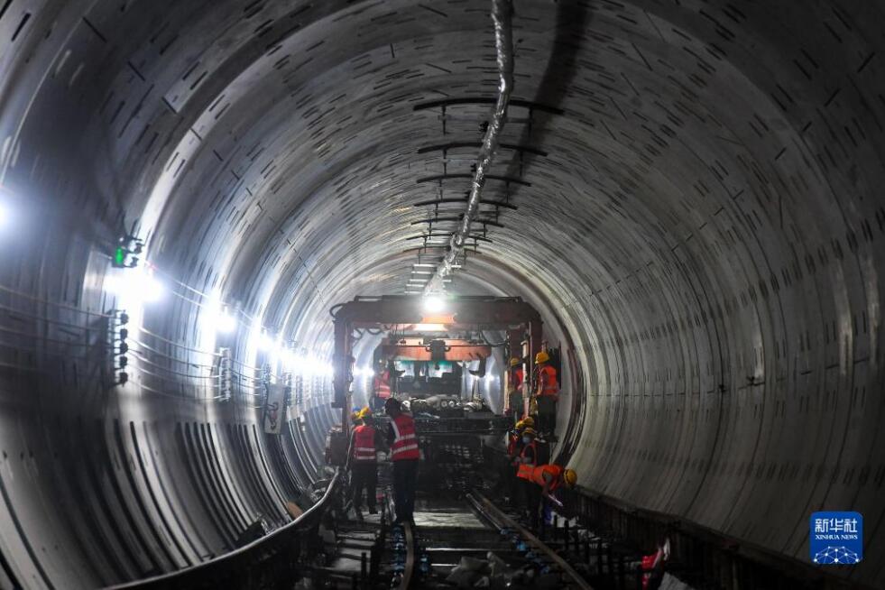 広州初の地下鉄環(huán)狀線が軌道敷設　珠江を橫斷