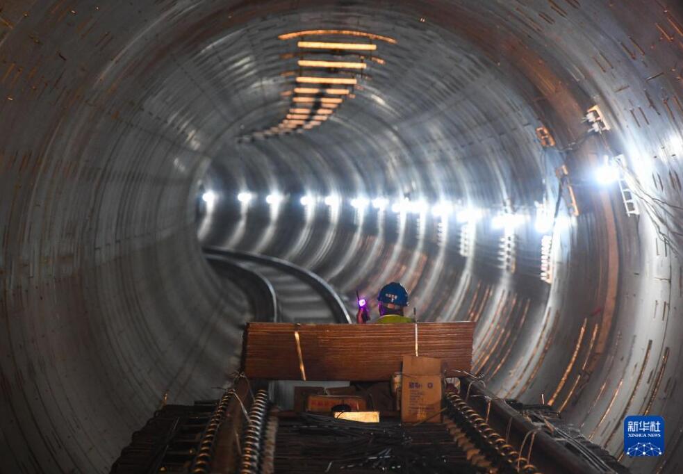 広州初の地下鉄環(huán)狀線が軌道敷設(shè)　珠江を橫斷