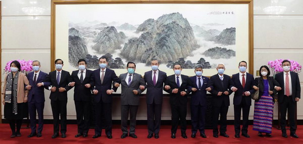 王毅部長がASEAN諸國の駐中國大使らに第20回黨大會の重要な成果を説明