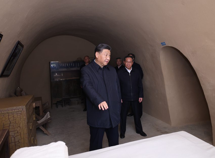 習(xí)近平総書記が中國(guó)共産黨中央政治局常務(wù)委員を率いて延安革命記念地を訪問