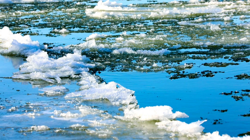 流氷期に入った漠河區(qū)間全域、下流に「跑氷排」の景色広がる　黒竜江省