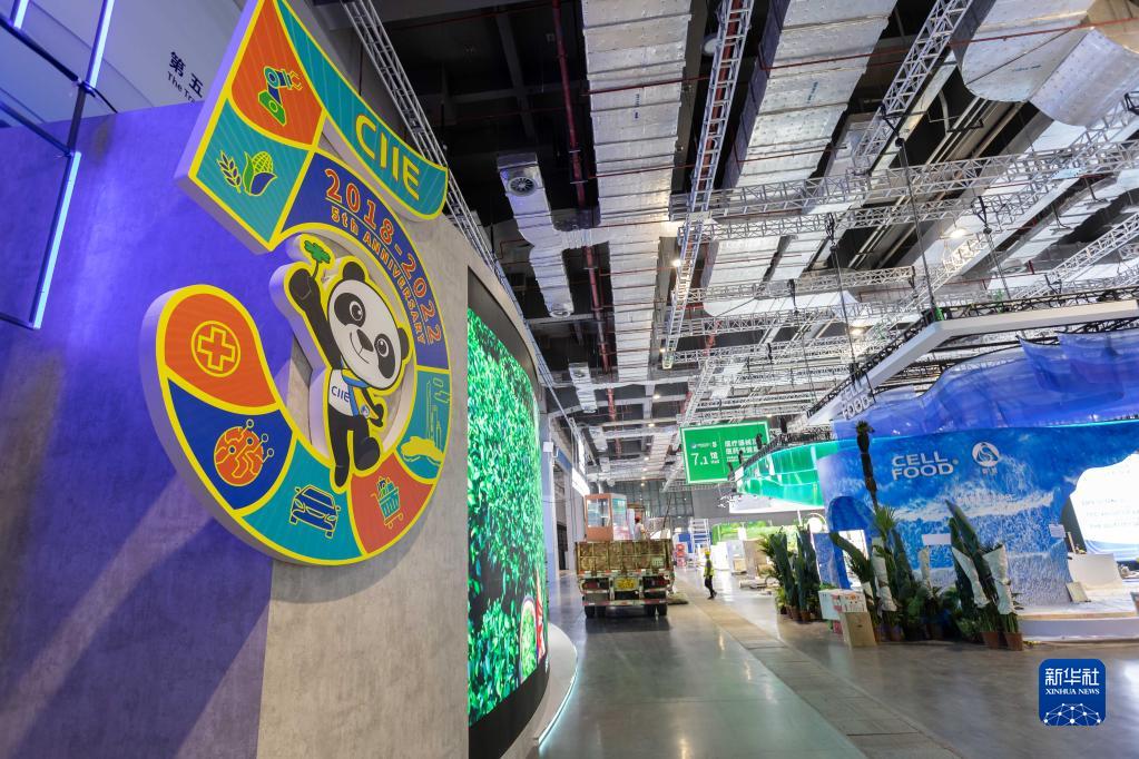 展示の設(shè)営作業(yè)が進(jìn)められる第5回中國(guó)國(guó)際輸入博覧會(huì)の展示エリア（10月31日撮影?王翔）。