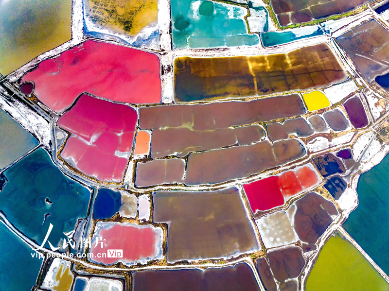 山西省運(yùn)城市塩湖景勝地に広がるカラフルな塩湖の風(fēng)景（10月29日撮影?薛俊/寫(xiě)真著作権は人民図片が所有のため転載禁止）。