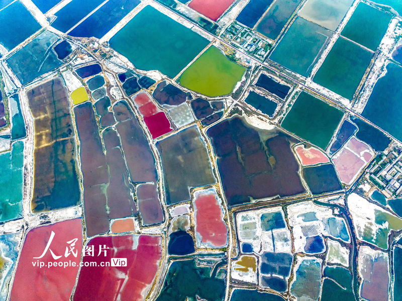 塩湖景勝地に広がるカラフルな塩湖　山西省運(yùn)城