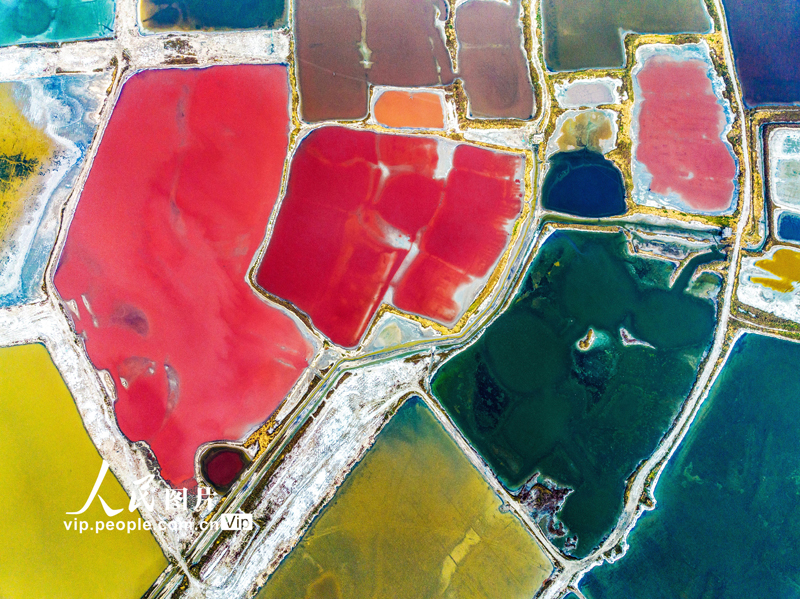 塩湖景勝地に広がるカラフルな塩湖　山西省運(yùn)城