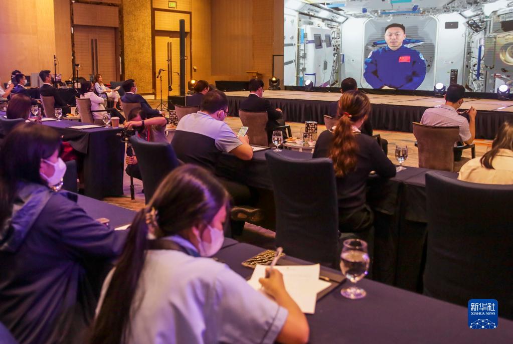 1日、フィリイピン?マニラ首都圏のタギッグ市で「天宮対話」に參加する現地の中學生。