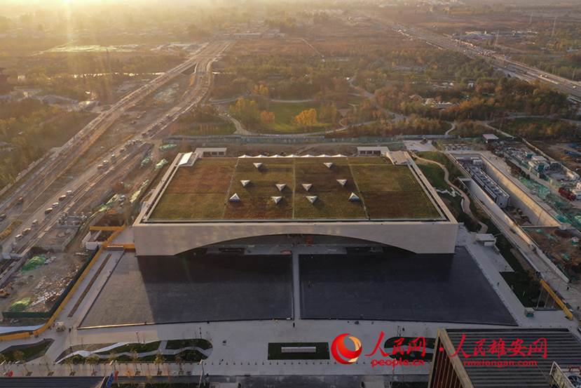 地上が1萬平米以上の超省エネ建築物、雄安新區(qū)の「都市ブレーン」を空撮