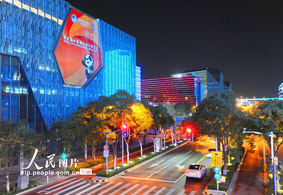 色鮮やかなイルミネーション煌めく輸入博會場の「四つ葉のクローバー」　上海