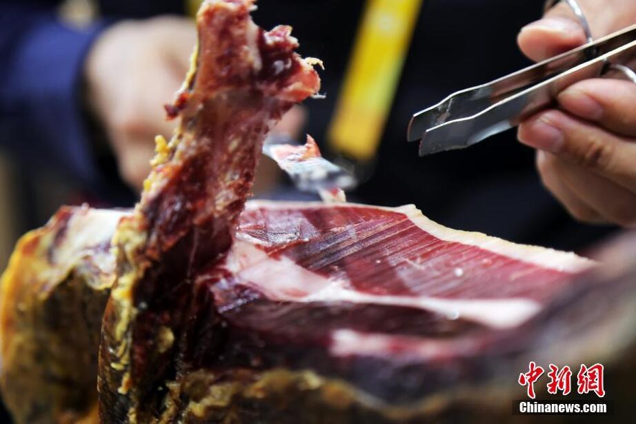 第5回輸入博　各國のグルメに舌鼓を打つ來場者