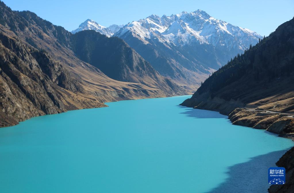 3つの山と2つの盆地が育む濕地の美　新疆