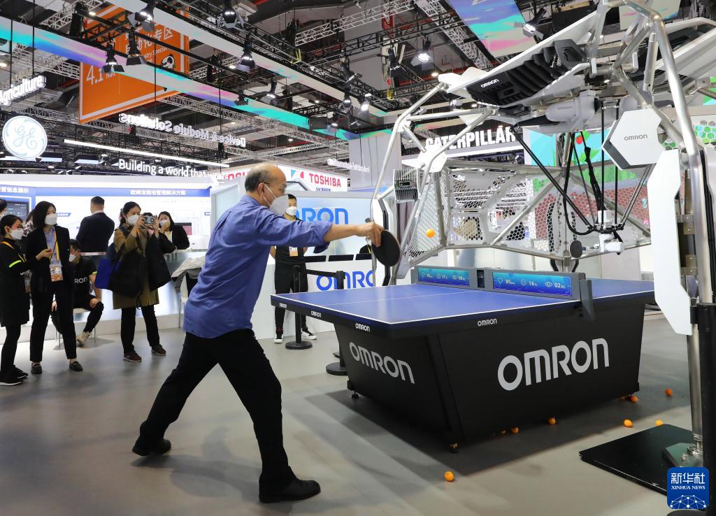 第5回中國(guó)國(guó)際輸入博覧會(huì)のオムロン出展ブースで、卓球ロボットとゲームを楽しむ來場(chǎng)者（11月6日撮影?方喆）。