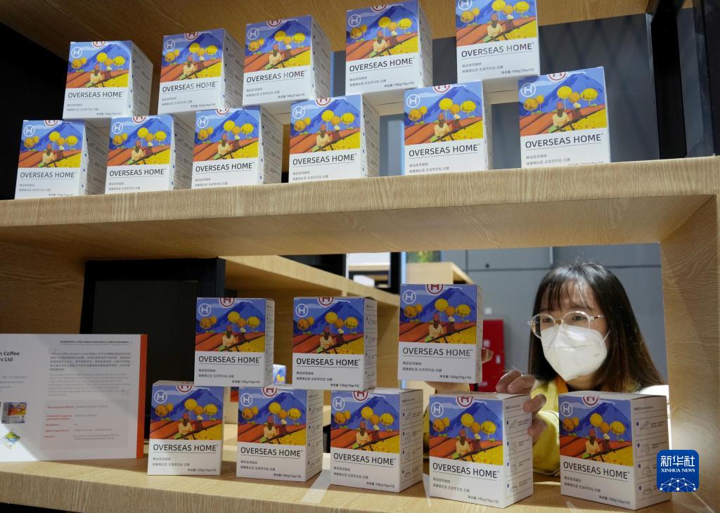 第5回中國國際輸入博覧會(huì)食品?農(nóng)産物展示エリアに展示されているエチオピア産コーヒー（11月7日撮影?劉穎）。