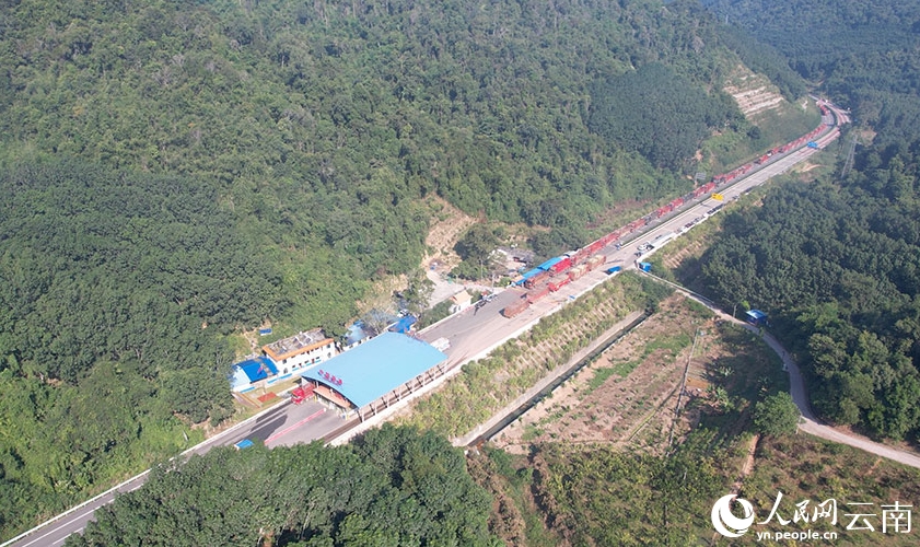 中國?ラオスのサトウキビ収穫シーズン越境輸送がスタート　雲(yún)南省