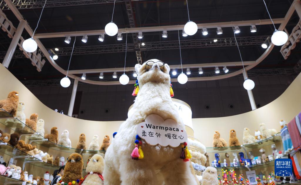 第5回輸入博のペルーの展示ブースで「Warmpaca（あたたかいアルパカ」として展示されているアルパカのぬいぐるみ（11月7日撮影?李京）。