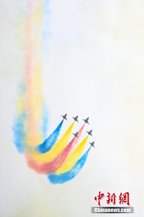 中國(guó)空軍「八一」アクロバット飛行隊(duì)が中國(guó)航空ショーで展示飛行　広東省