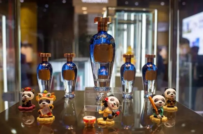 第5回輸入博人文交流展示エリアに展示された「第5回輸入博記念酒」（撮影?翁奇羽）。