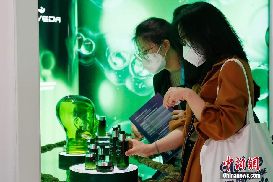 最新の化粧品を體験できる中國輸入博の消費(fèi)財(cái)エリア