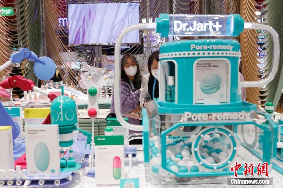 最新の化粧品を體験できる中國(guó)輸入博の消費(fèi)財(cái)エリア