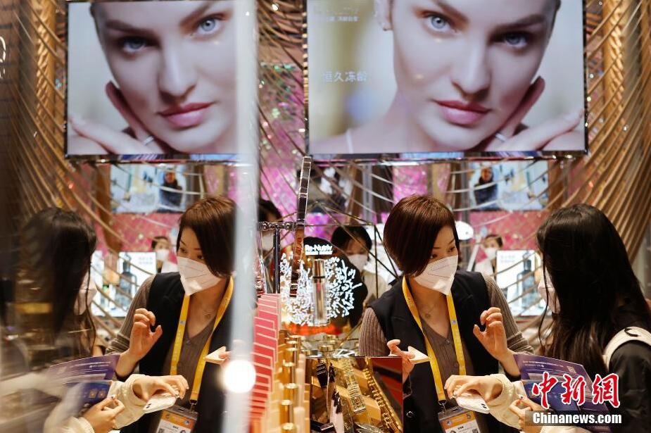 最新の化粧品を體験できる中國輸入博の消費(fèi)財(cái)エリア