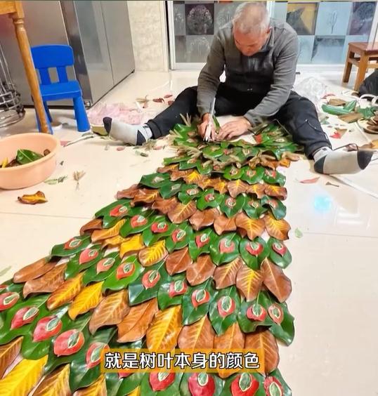 これぞ秋の裝い？家族総出で落ち葉を拾い「クジャクドレス」を作成　浙江省