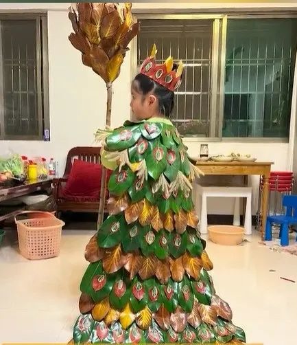 これぞ秋の裝い？家族総出で落ち葉を拾い「クジャクドレス」を作成　浙江省