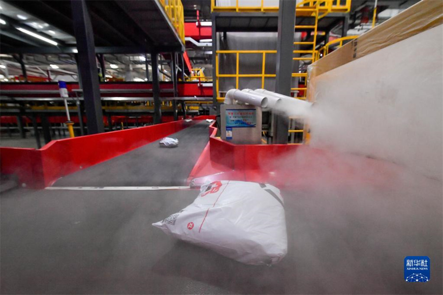 順豊速運?天津全自動中継ターミナルで宅配物を消毒する噴霧式消毒ロボット（11月9日撮影? 孫凡越）。