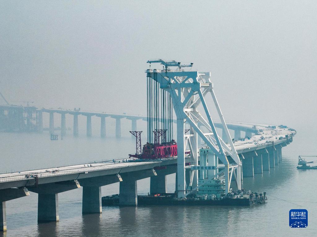 「深中通道」ボックスガーダー橋架設(shè)工事で、最後のコンクリートボックスガーダーを指定場所に運搬するクレーン船（11月10日ドローンによる撮影?陳正東）。