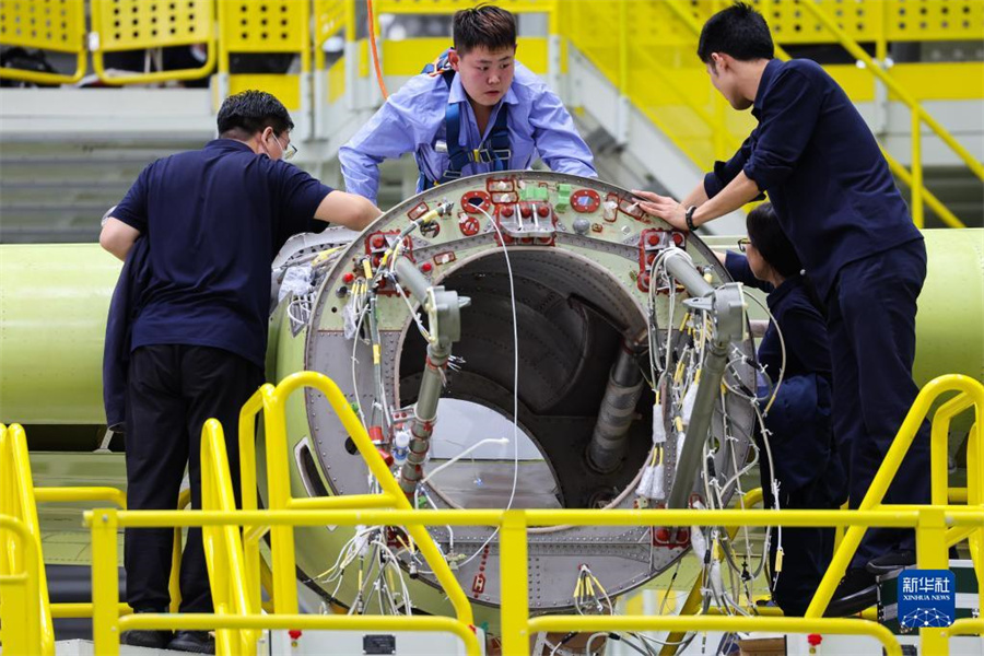 中國獨(dú)自開発の大型水陸両用機(jī)「AG600M」の生産ラインを訪ねて