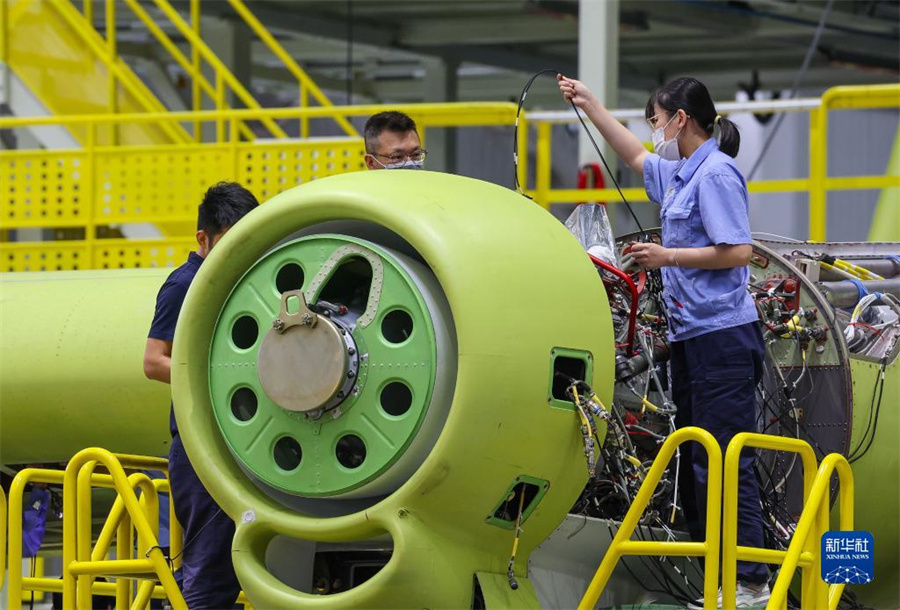 中國獨(dú)自開発の大型水陸両用機(jī)「AG600M」の生産ラインを訪ねて