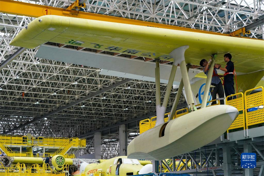 中國獨(dú)自開発の大型水陸両用機(jī)「AG600M」の生産ラインを訪ねて