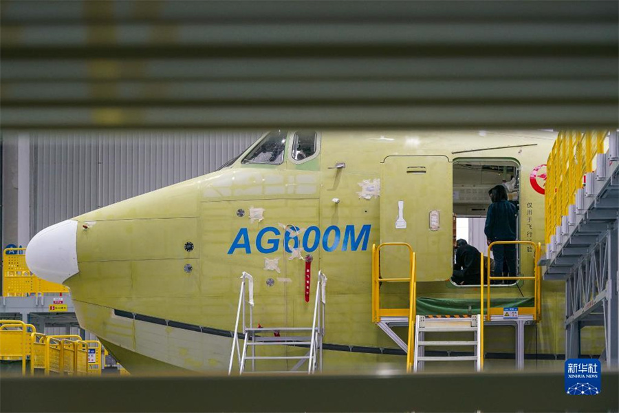 中國獨(dú)自開発の大型水陸両用機(jī)「AG600M」の生産ラインを訪ねて