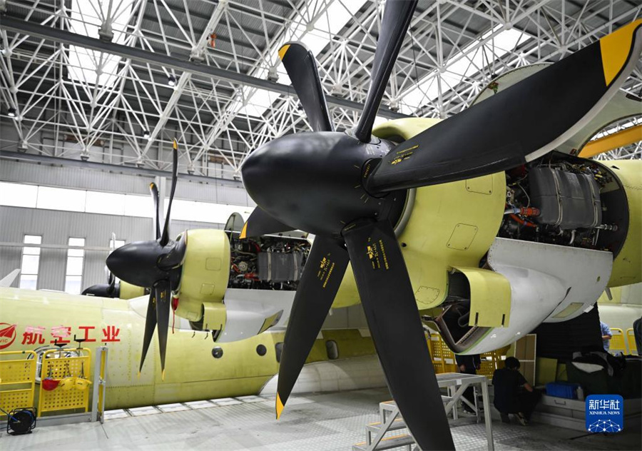 中國獨(dú)自開発の大型水陸両用機(jī)「AG600M」の生産ラインを訪ねて