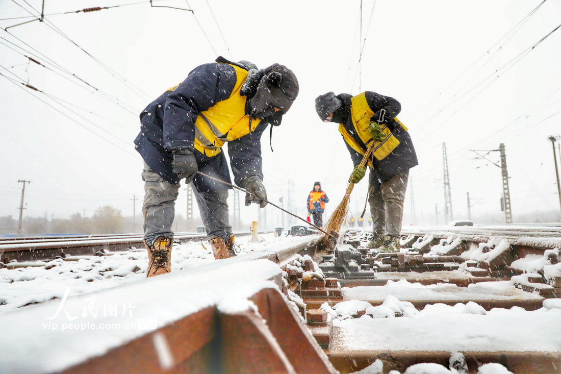 スムーズな鉄道運行確保のため夜を徹した除雪作業(yè)　遼寧省瀋陽