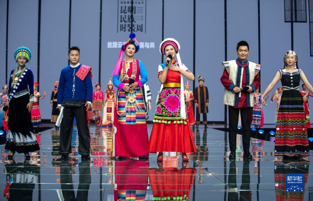 「シルクロード雲(yún)裳?七彩雲(yún)南2022年民族賽裝文化フェスティバル」のオープニングセレモニーで、パフォーマンスを披露する出演者（11月15日撮影?陳欣波）。