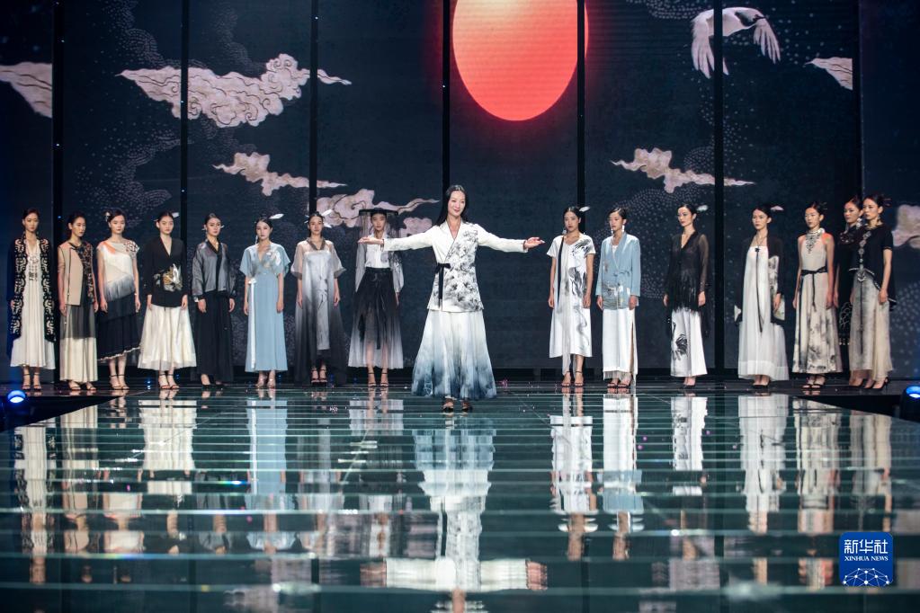 「シルクロード雲(yún)裳?七彩雲(yún)南2022年民族賽裝文化フェスティバル」が開(kāi)幕　雲(yún)南省