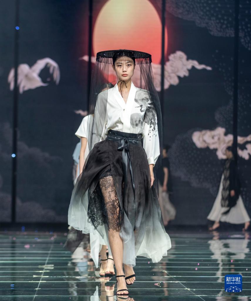 「シルクロード雲(yún)裳?七彩雲(yún)南2022年民族賽裝文化フェスティバル」が開幕　雲(yún)南省