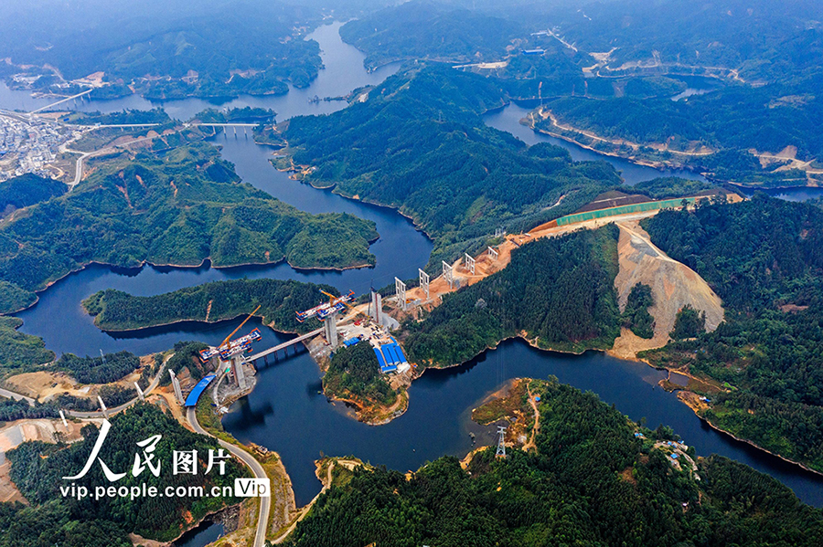 建設(shè)工事が順調(diào)に進(jìn)む融従高速道路第一期プロジェクト（撮影?龍濤/寫真著作権は人民図片が所有のため転載禁止）。