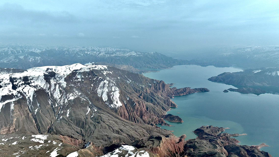黃河沿岸に水墨畫描く初雪　青海省化隆