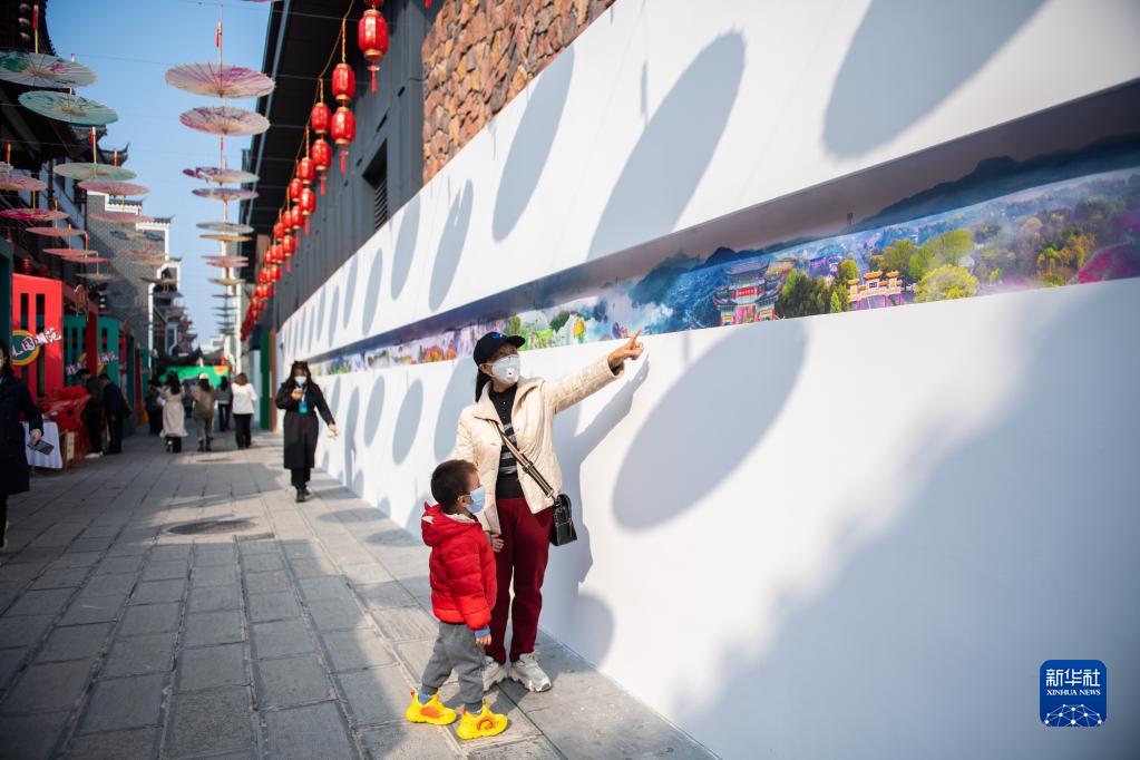 湖南省張家界市大庸古城で開催された湖南第1回?zé)o形文化遺産博覧會を訪れた観光客（11月19日撮影?陳思汗）。