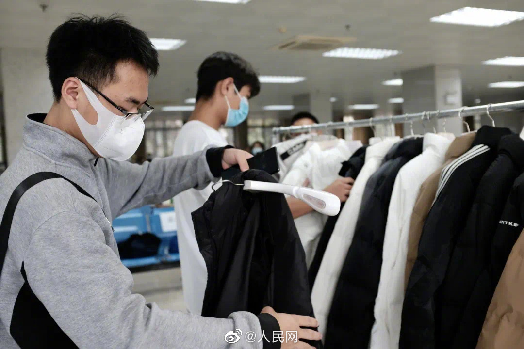 心も體もポカポカ？大學(xué)が困窮學(xué)生にダウンを無償配布　湖北省武漢