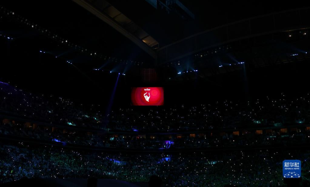 開會式で、大型スクリーンに映し出された今大會のマスコット（11月20日撮影?李明）。