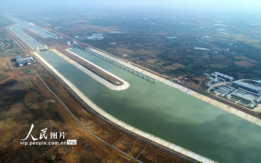 安徽省合肥市廬江県で、廬江閘門、航路、両岸スロープ、航路標(biāo)識燈など各工事がほぼ完成した「引江済淮」プロジェクト(11月20日撮影?王閩/寫真著作権は人民図片が所有のため転載禁止)。