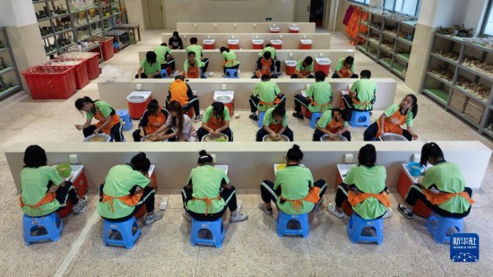 泉州市特殊教育學校陶蕓制作センターで、陶蕓の授業(yè)を受ける聴覚障がいがある學生（11月20日ドローンによる撮影?周義）。