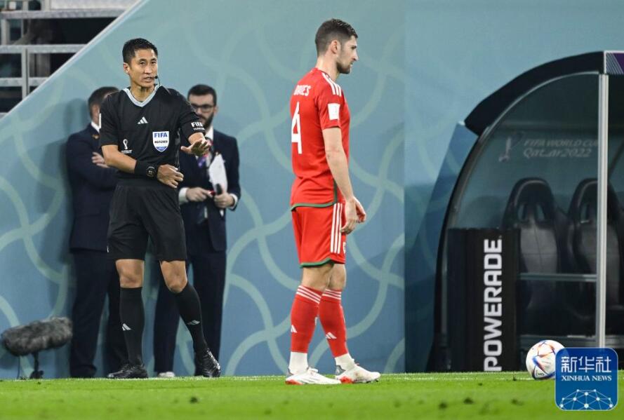 ピッチで第4審判を務(wù)める中國人審判員の馬寧さん（撮影?潘昱龍）。